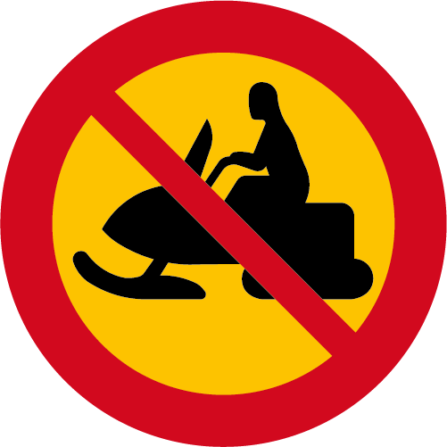 C13. Förbud mot trafik med terrängmotorfordon och terrängsläp runt vägmärke gul röd med överstruken snöskoter